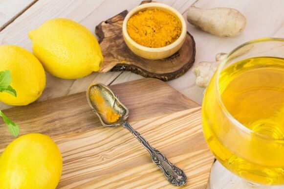 Bea cu lămâie, ghimbir și turmeric pentru a crește potența